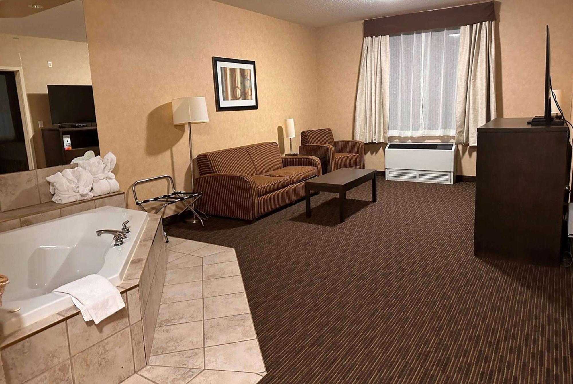 Ramada By Wyndham Estevan Kültér fotó