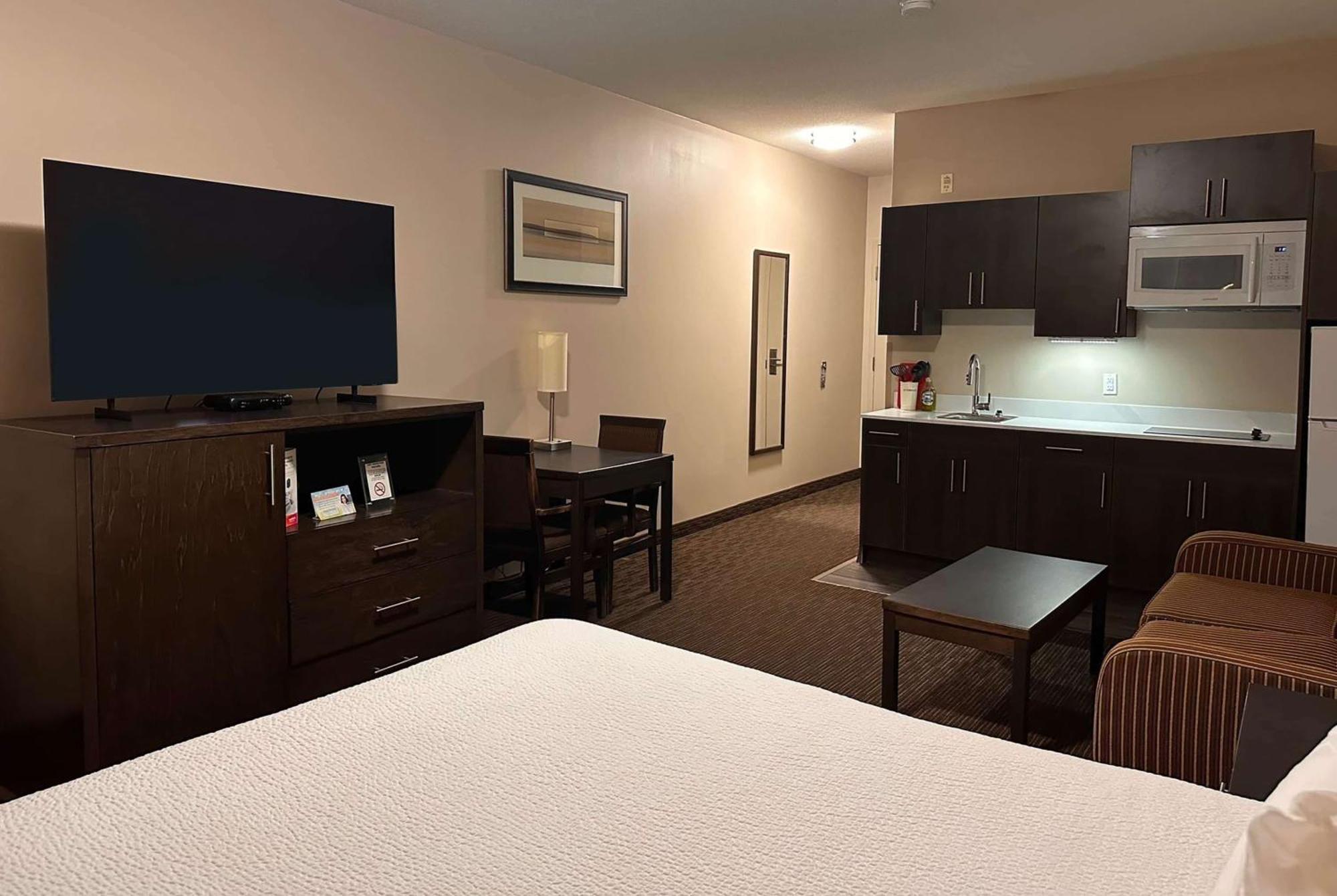 Ramada By Wyndham Estevan Kültér fotó