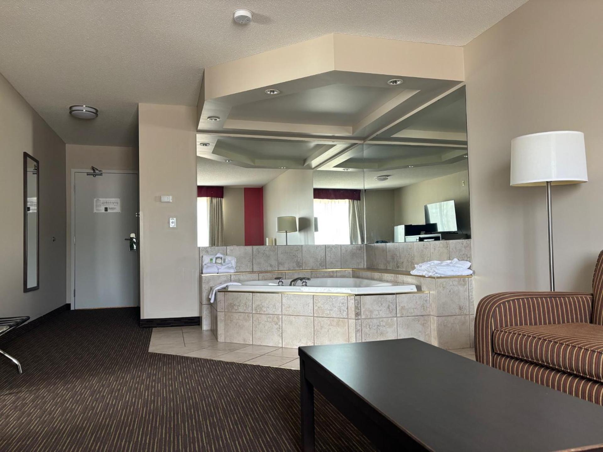 Ramada By Wyndham Estevan Kültér fotó