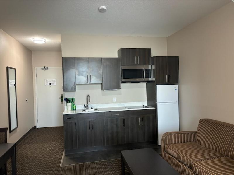 Ramada By Wyndham Estevan Kültér fotó